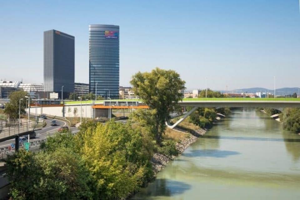 Der ORBI Tower grenzt an den Autobahn-Verkehrsknoten Prater an.____