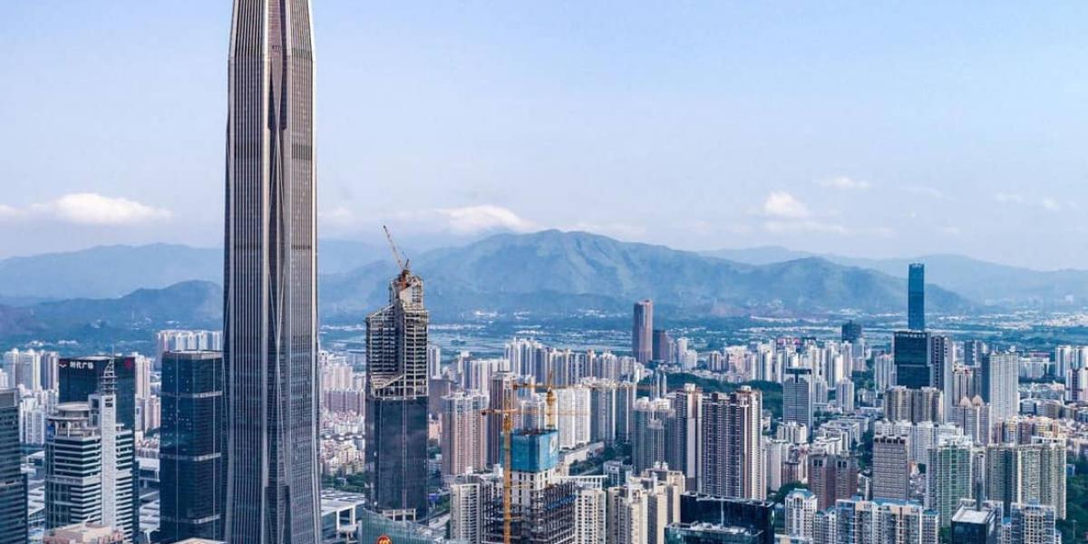 Skyline von Shenzen mit Ping An Finance Center im Fokus
