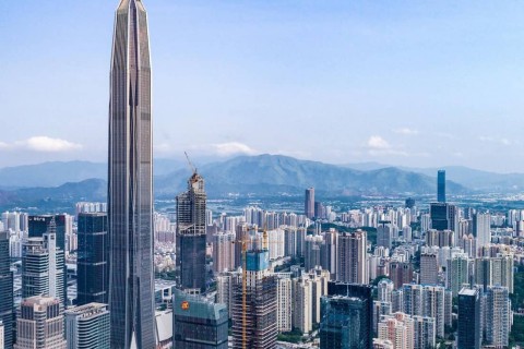Skyline von Shenzen mit Ping An Finance Center im Fokus