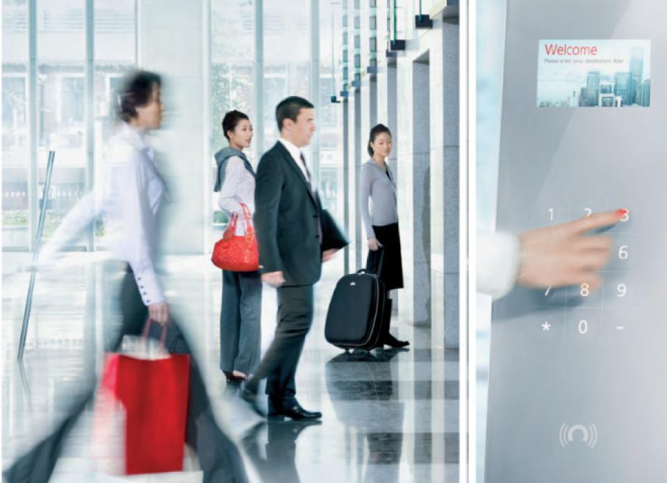 Menschen in Business-Outfits vor Aufzug____