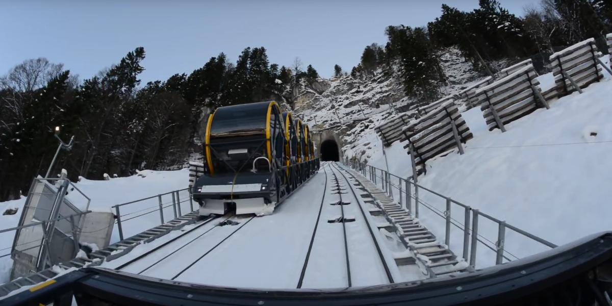 Eine Seilbahn im Schnee