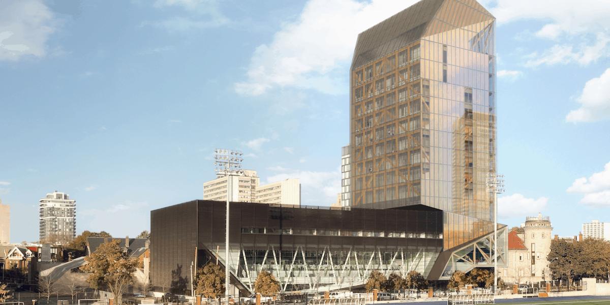 Ein Football Feld im Vordergrund und Timber-Tower in Toronto dahinter