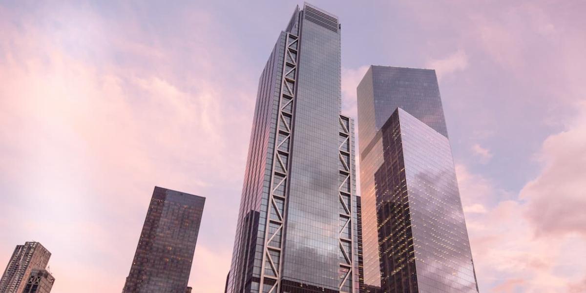 Das 3 World Trade Center in New York im Sonnenuntergang