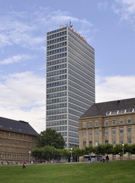 Das Mannesmannhochhaus ist Sitz des NRW-Ministeriums für Wirtschaft, Innovation, Digitalisierung und Energie. © Wikimedia/ DerHexer