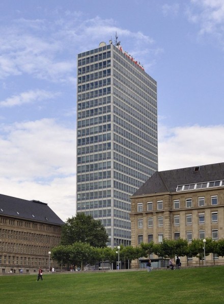 Das Mannesmannhochhaus ist Sitz des NRW-Ministeriums für Wirtschaft, Innovation, Digitalisierung und Energie. © Wikimedia/ DerHexer  
