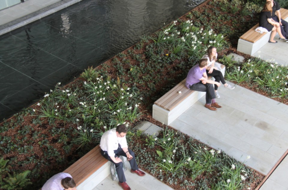 Make haben mit dem Projekt Wall Place London eine grüne Ruheinsel in der City geschaffen. © Make via V2com____