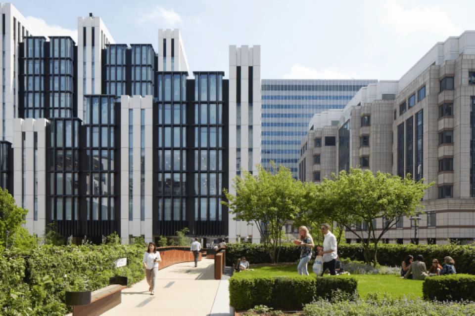 Mit Brücken und Fußwegen erschließen die Architekten den Hochgarten zwischen den Bürotürmen. © Make via V2com ____
