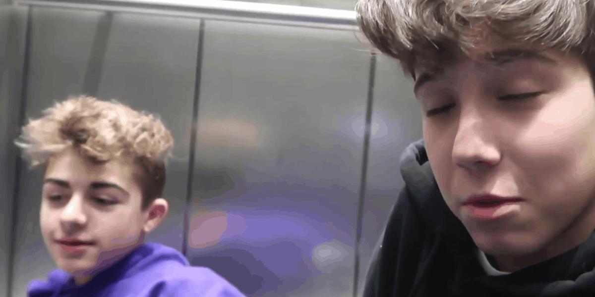 YouTuber Arian Ajeli verbringt mit seinem Freund Mustafa eine Nacht im Aufzug. © YouTube