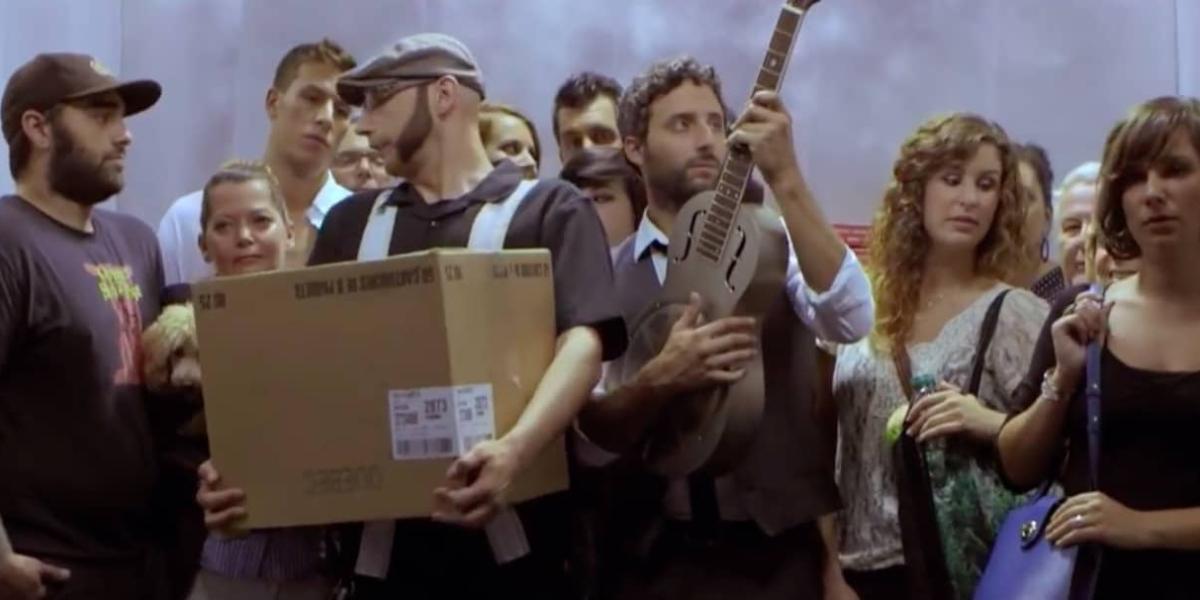 Der Sänger Sänger Louis-Jean Cormier im Fahrstuhl in einem Fahrstuhl mit mehreren Personen.