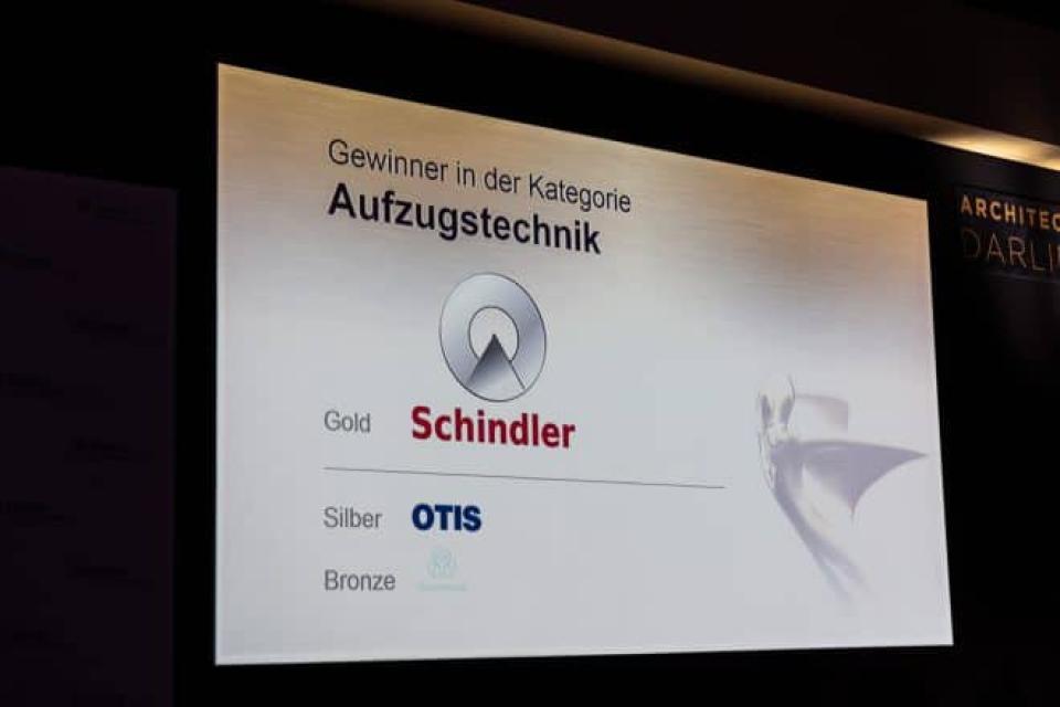 Eine Leinwand stellt die Gewinner der Kategorie Aufzugtechnik dar____