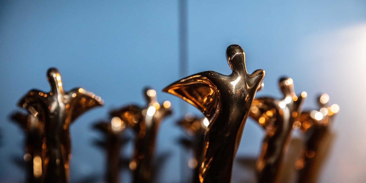 Mehrere goldene Statuen mit Flügeln