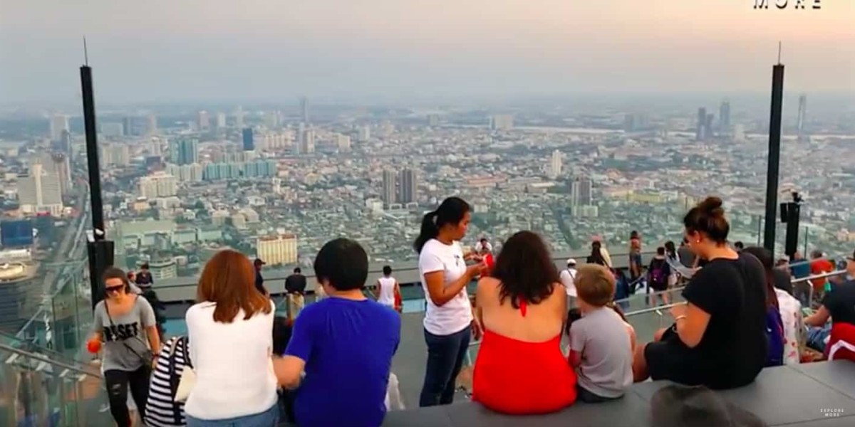 Bangkok zu Füßen: Blick von der Aussichtsplattform des MahaNakhon-Towers auf die Stadt. © Youtube