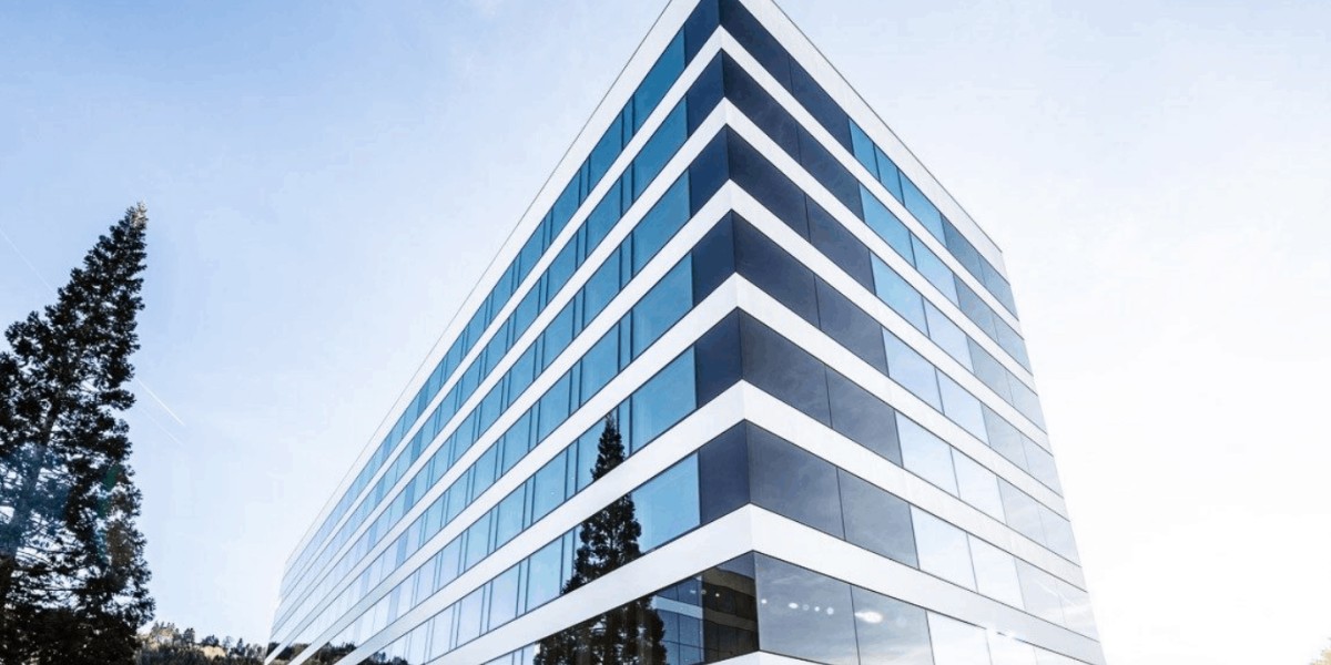 Verglastes Gebäude Schindlers neuer Hauptsitz in Ebikon in der Schweiz.