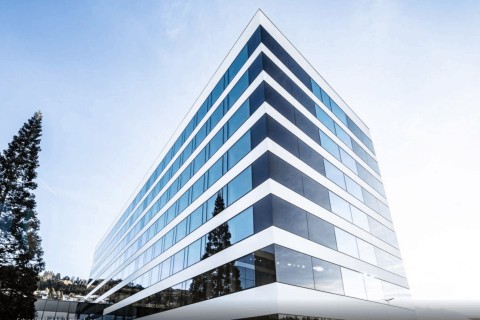 Verglastes Gebäude Schindlers neuer Hauptsitz in Ebikon in der Schweiz.