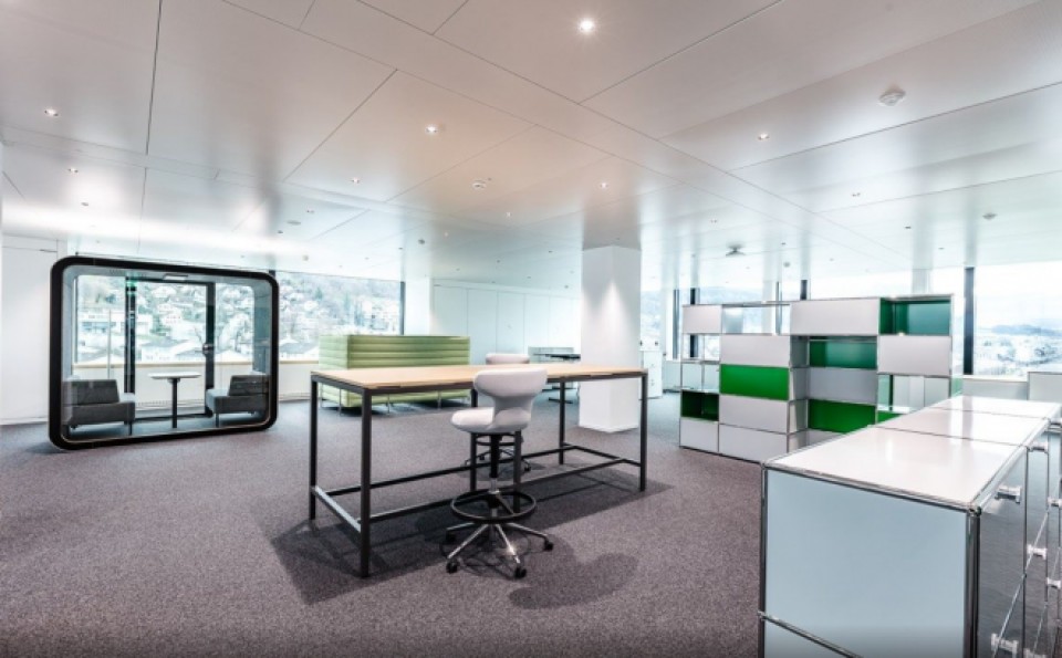 Ein modernes Büro mit stylischen Möblen____