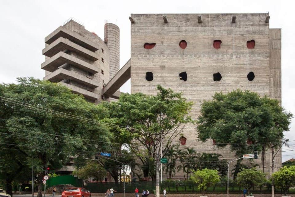 Sao Paola, Brasilien. Zwei, aus Beton gebaute Häuser, die mächtig und erdrückend wirken. Viele massive Formen sind zu sehen.____