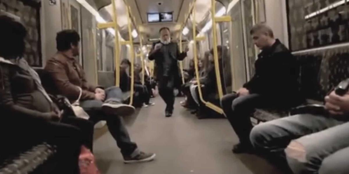 Heute in der U-Bahn, morgen schon im Fahrstuhl: Elevator Man Friedrich Liechtenstein. © Youtube