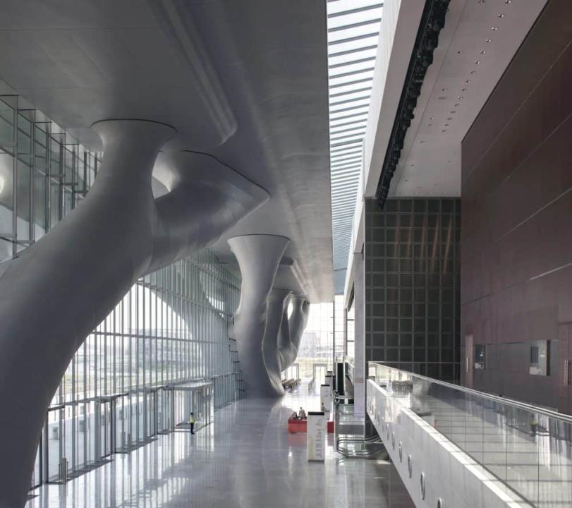 Organische Säulen im Innenraum des Convention Centers in Doha im Emirat Qatar____