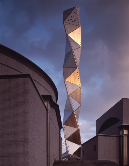Kunstturm in Mito, Japan. Er besteht aus vielen Stahldreiecken und ist wie die Doppelhelix-DNA aufgebaut.