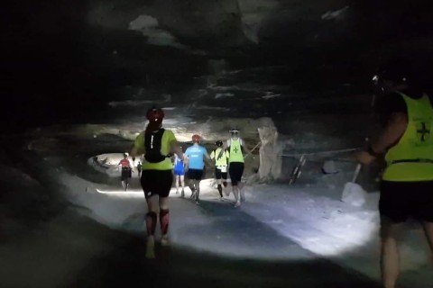 Marathonläufer in einer Höhle
