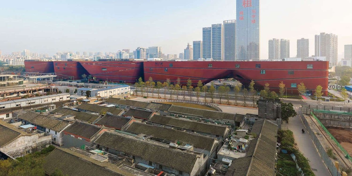 Wie ein Riegel schiebt sich das Kulturzentrum in Shenzhen zwischen die umliegende Bebauung. © Mecanoo