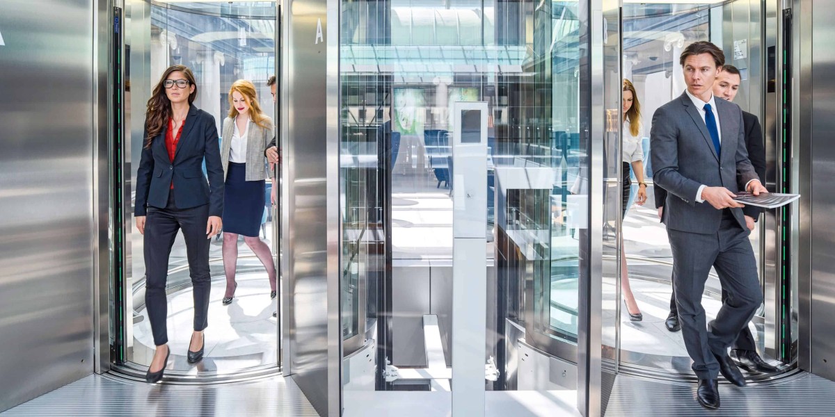 Business Menschen steigen aus einem gläsernen Fahrstuhl