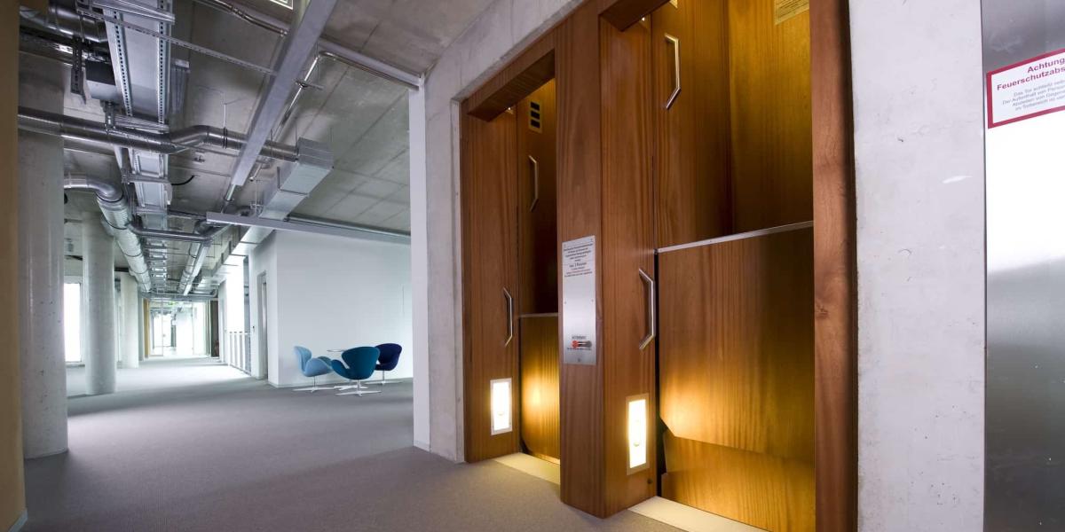 Hell beleuchteter Paternoster in einem Gebäude in Berlin Adlershof