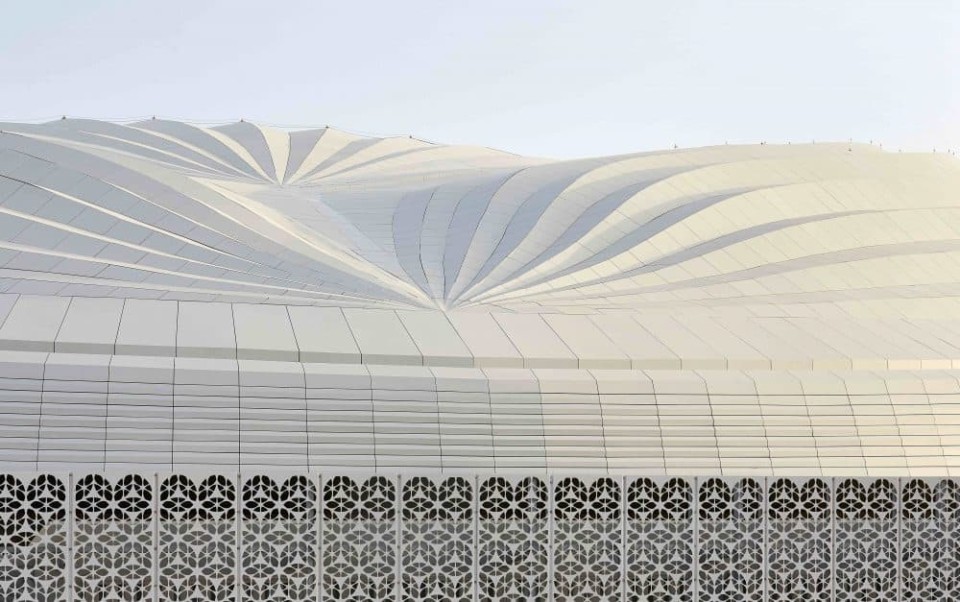 Als puste der Wind unter ein Segel: die Fassade des Al-Janoub-Stadions. © Hufton+Crow____