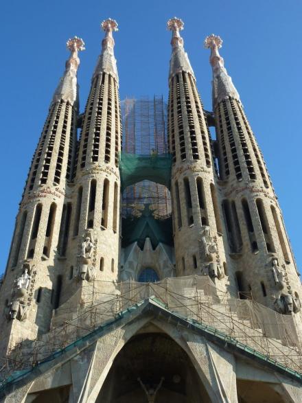 Frontansicht der Sagrade Familia in Barcelona mit Baugerüst