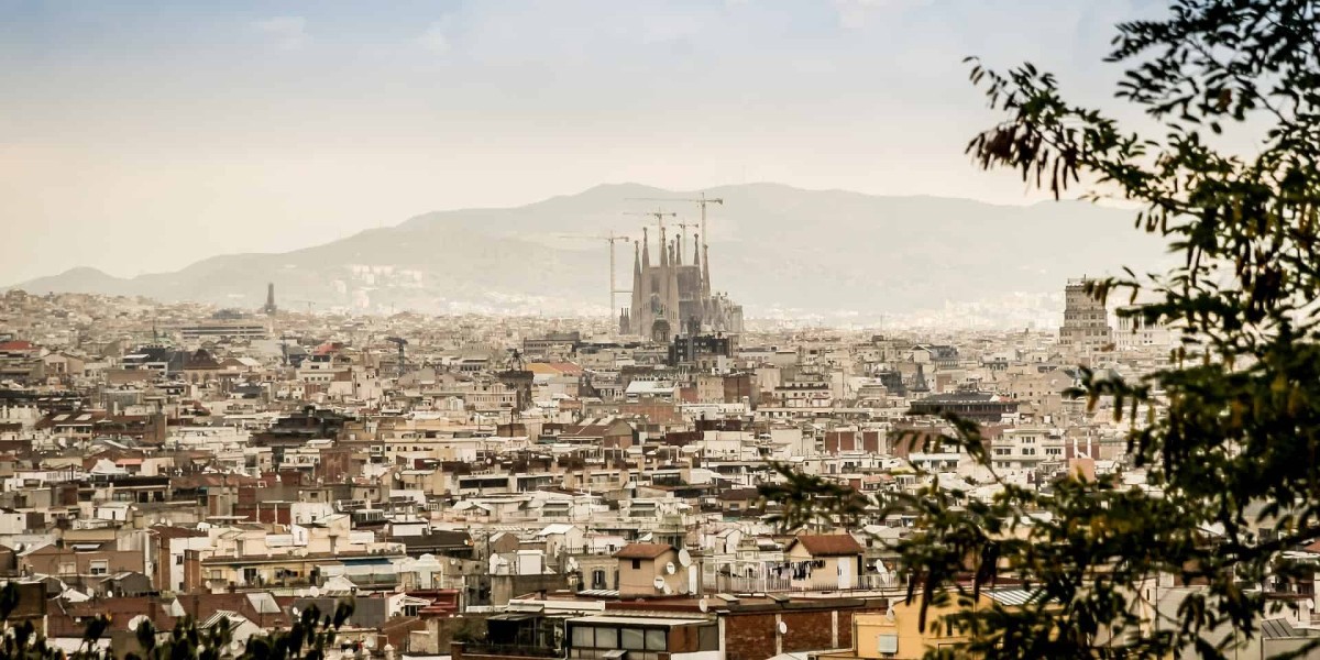Stadtansicht von Barcelona mit der im Bau befindlichen Sagrada Familia im Hintergrund