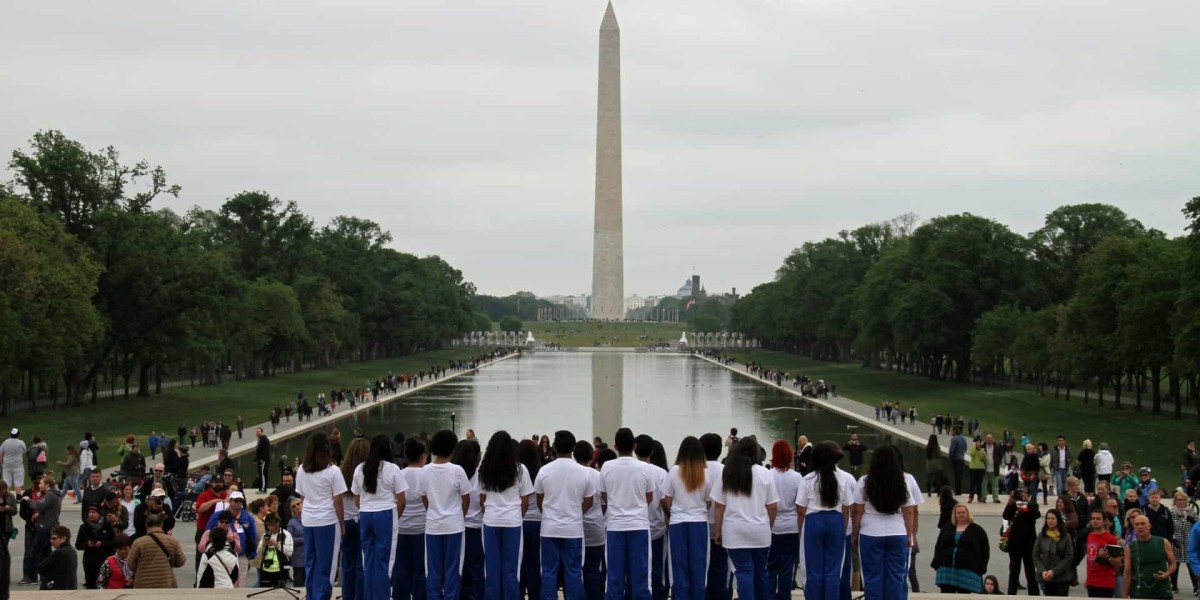 Washington Monument mit einer Gruppe von Menschen im Vordergrund