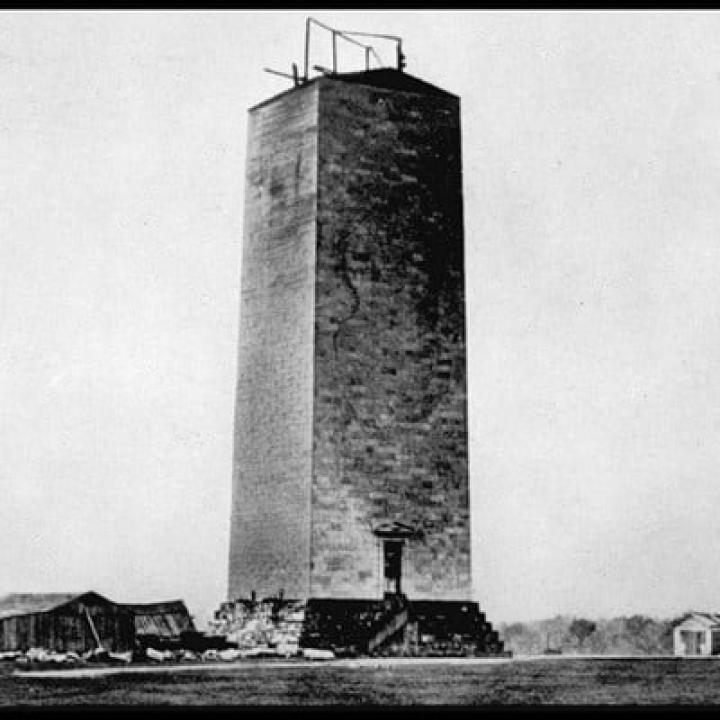 Schwarz-Weiß Bild vom Washington Monument während des Baus____