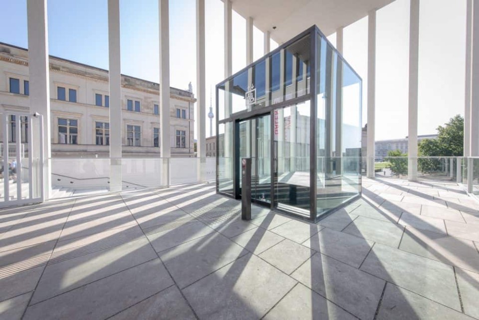 Blick vom Eingang der Galerie über den Lustgarten auf das Schloss. Für die vertikale Mobilität im Neubau sorgt übrigens Schindler. Quelle: Schindler____