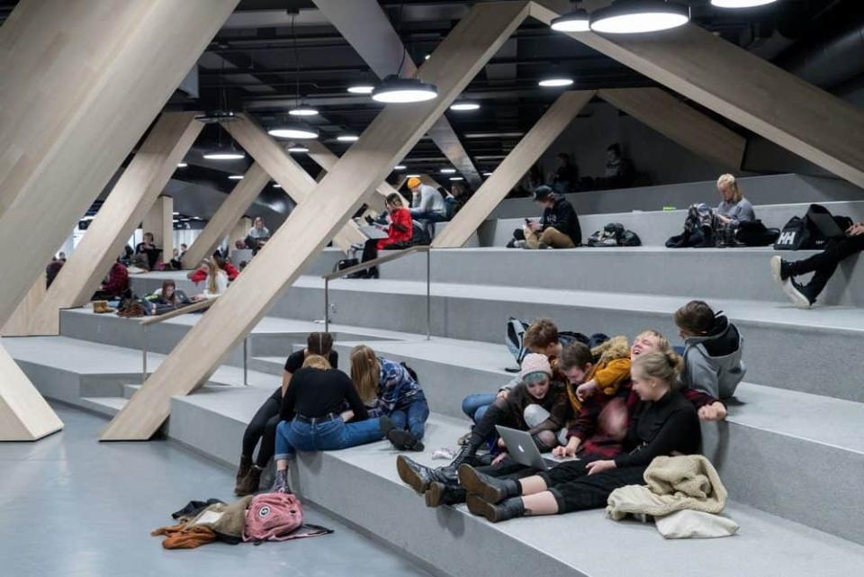 Sitzmöglichkeiten in der Zentralbibliothek Oodi in Helsinki.____