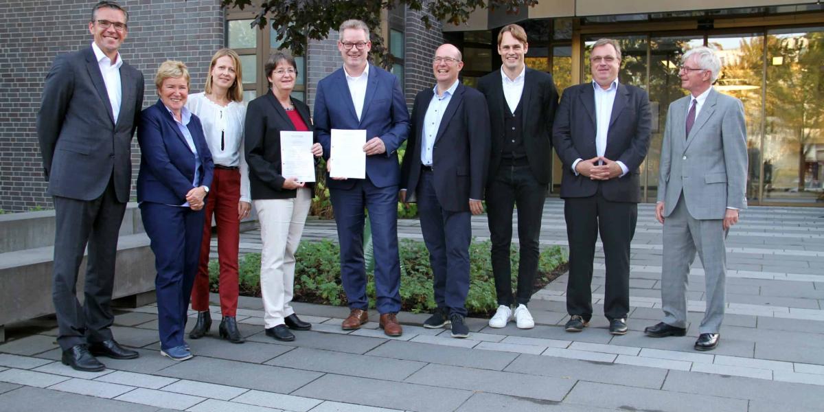 Dr. Meinolf Pohle, CEO von Schindler Deutschland, (Bildmitte) unterzeichnete den Kooperationsvertrag mit Prof. Dr. Monika Gross, Präsidentin der Beuth Hochschule Berlin bis September 2019 (Vierte von links). © Schindler