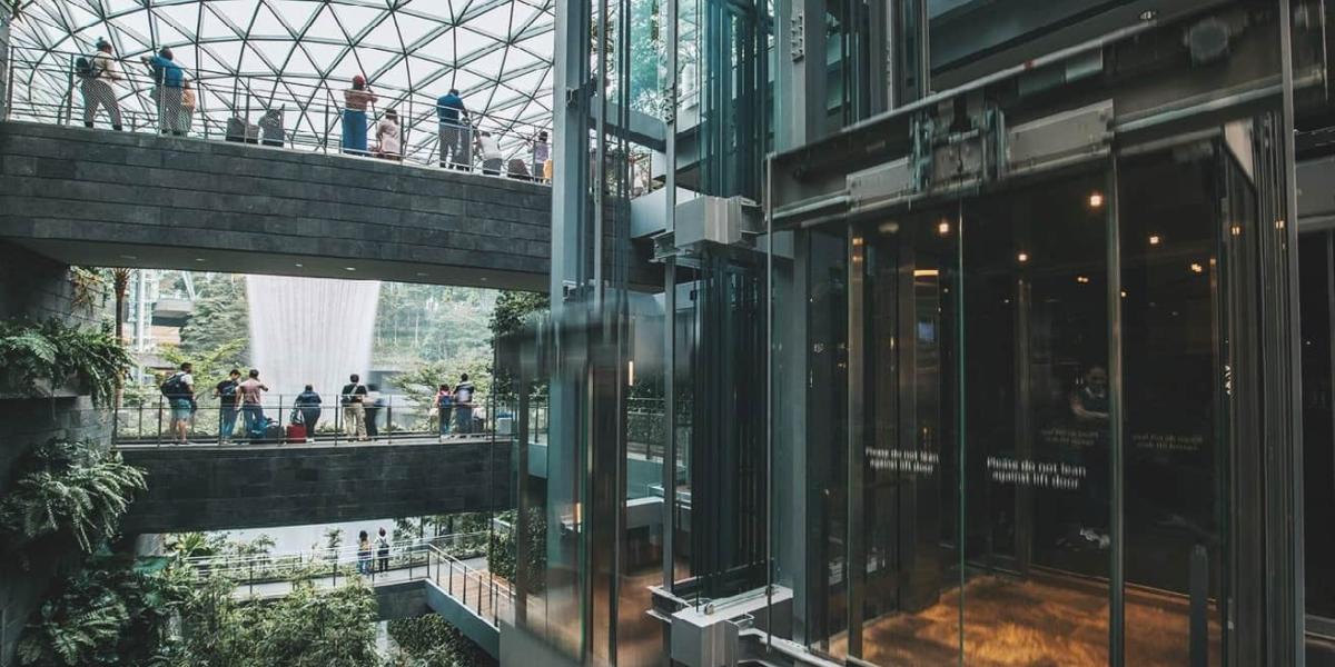 Das "Jewel" ist ein Prachtanbau am Flughafen SingapurDer Jewel-Bau bietet Mobilität auf vielen Ebenen. Quelle: Schindler