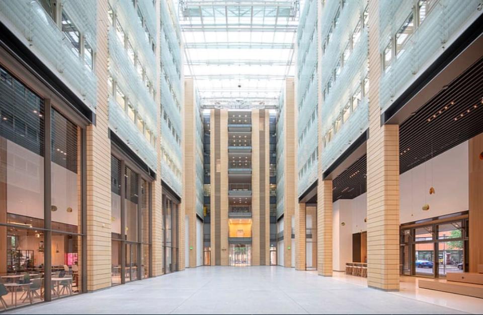 Großzügiges Foyer im C1 am Potsdamer Platz. Quelle: Schindler ____