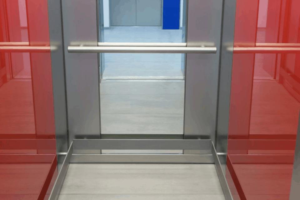 Das Design der Fahrstühle orientiert sich am Gebäudekonzept der farbenfrohe Zentrale. ____