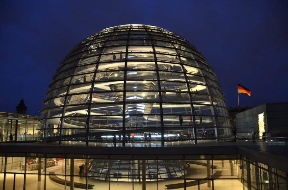 Krönung: Die Glaskuppel des Berliner Reichstags stammt aus der Feder von Sir Norman Foster. © Olga Ernst/ Wikimedia Commons  ____
