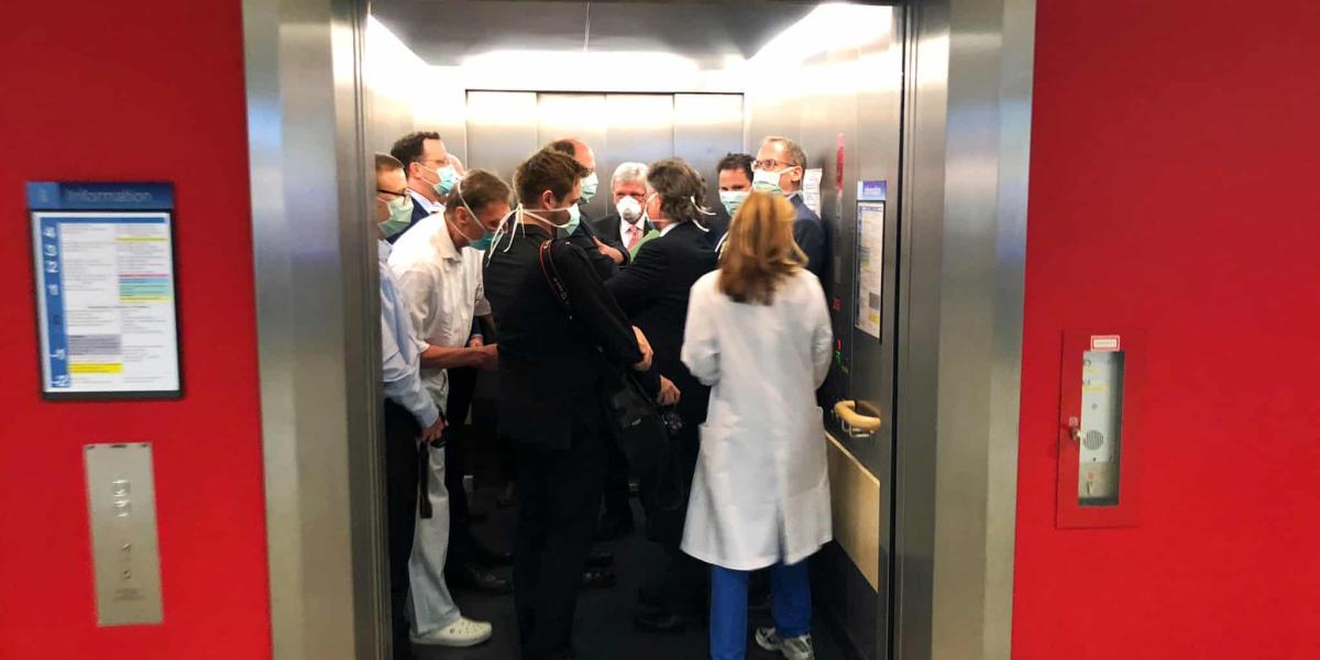 Diese Ansammlung im Aufzug sorgte für Furore auf Twitter. © Bodo Weissenborn
