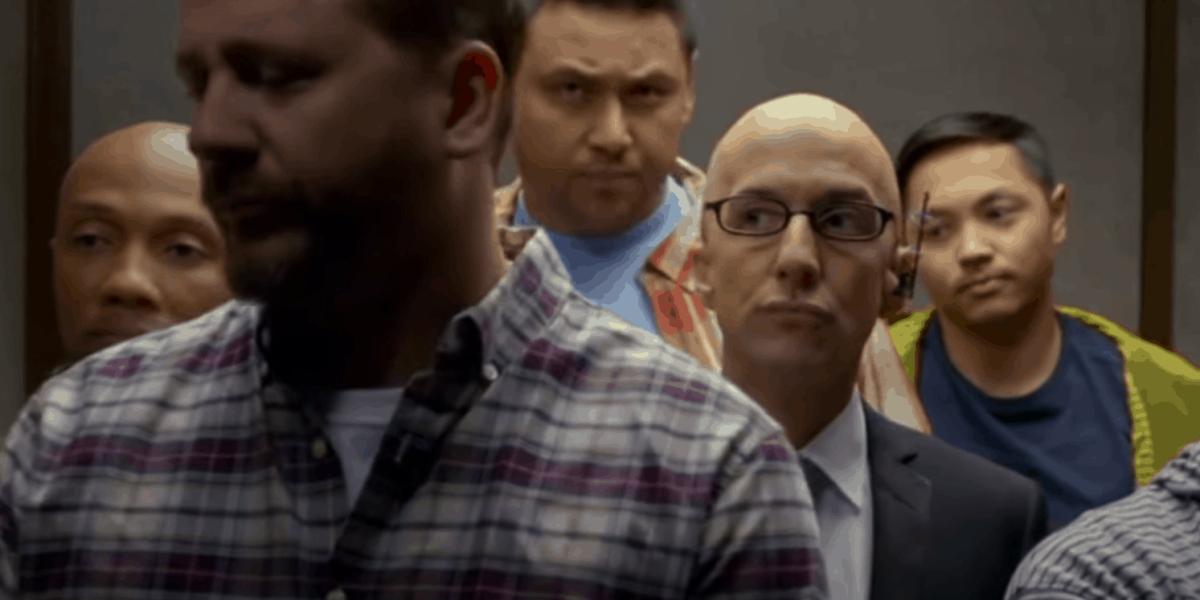 Bei Paintball im Aufzug wandelt Dean Pelton in Community auf den Spuren Captain Americas. © Youtube