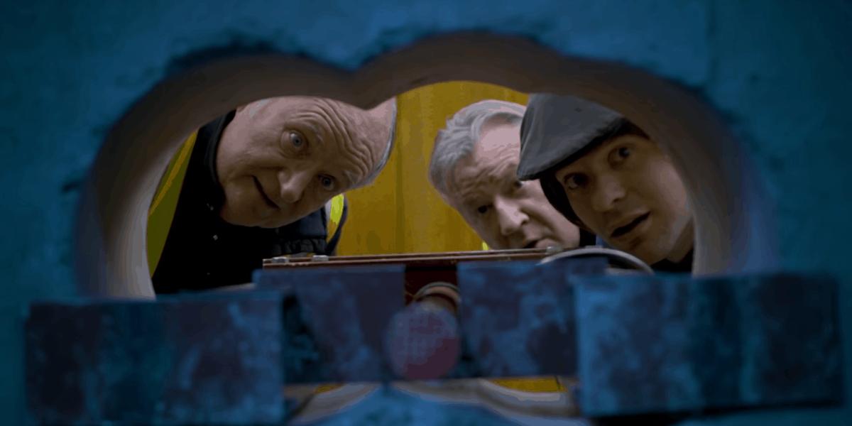 Zum Safe geht es in "Ein letzter Job" durch den Aufzugsschacht. © Youtube