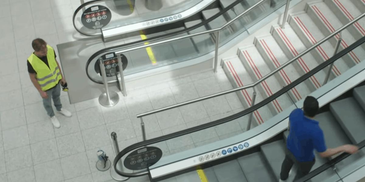 Nehmen sie die Treppe: Auf Befehle von Checker Tobi reagieren die Passanten am allerwenigsten. © Youtube