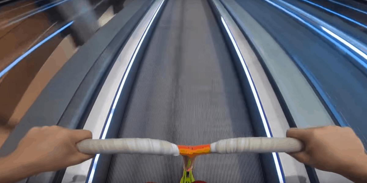 Bitte nicht nachmachen: Rollern auf der Rolltrepe. Foto: YouTube