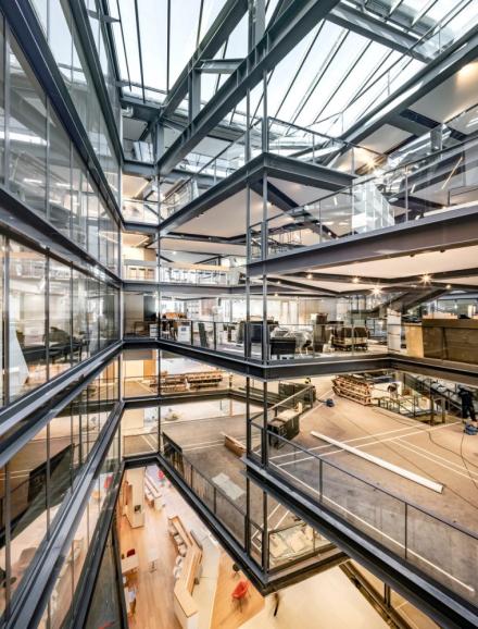 Sowohl modern als auch chic: Blick in das Innere des umgebauten Bürogebäudes. Foto: Boegly Graz