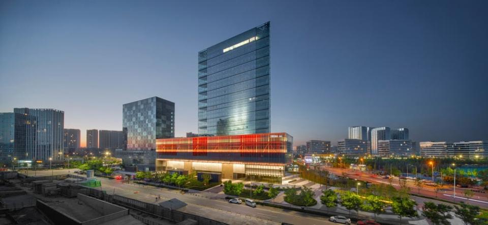 Die dreieckige Anordnung des Gebäudekomplexes bietet gute Aussichten auf den benachbarten Park. Foto: Clou Architects via v2.com____