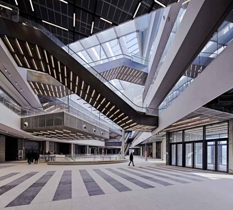 Bestens vernetzt: Geflecht aus Gehwegen, Rolltreppen und Terrassen. Foto: Clou Architects via V2.com____