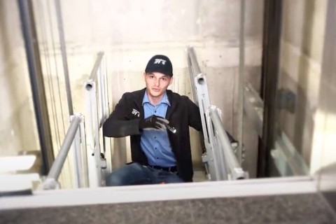 Als Aufzugssachverständiger im Schacht. © Youtube