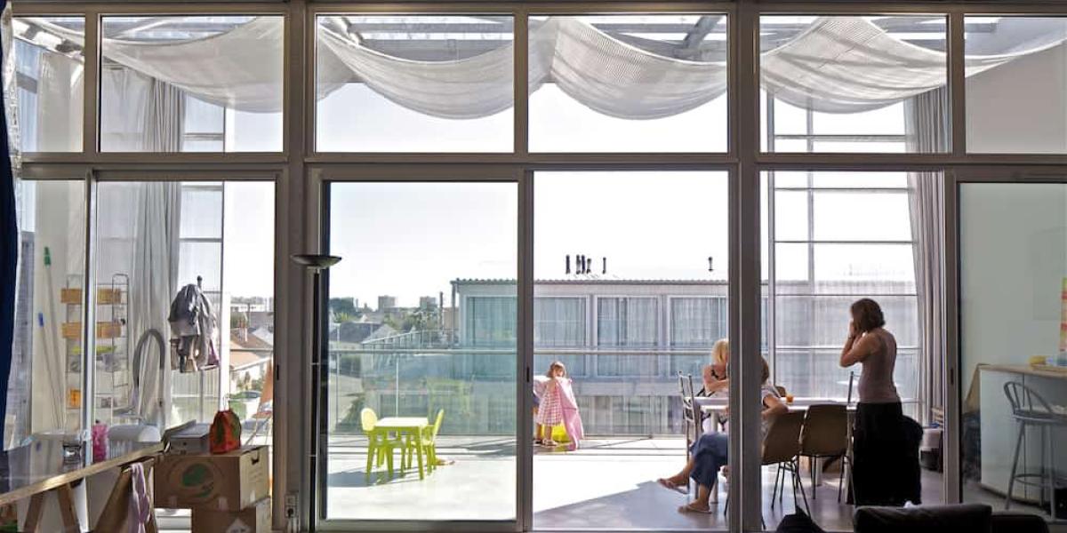 Nachhaltige Modernisierung bestehender Sozialwohnungen statt Neubau, hier in Saint-Nazaire 2011: Für solche Konzepte sind Anne Lacaton und Jean-Philippe Vassal nun mit dem Pritzker-Preis für Architektur ausgezeichnet worden. © Pritzker/ Philippe Ruault