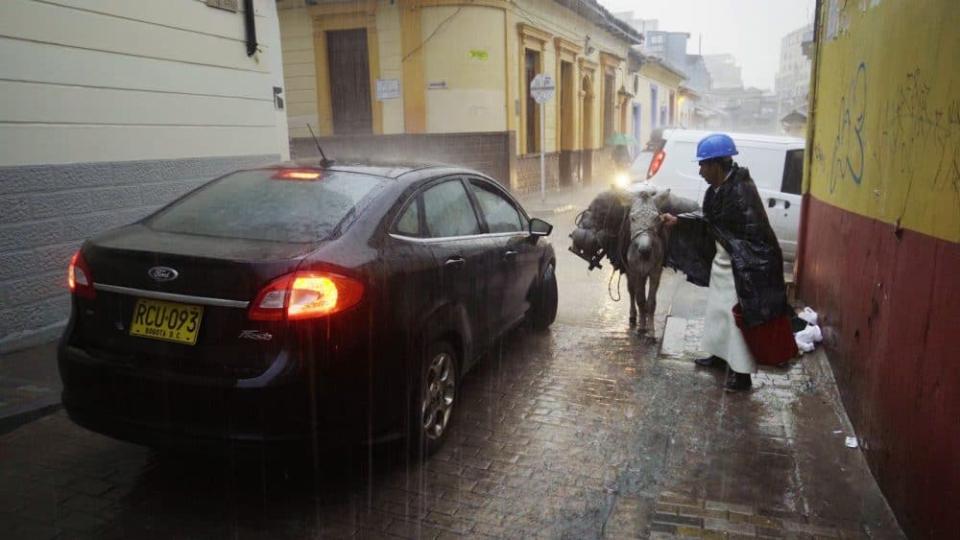 Kolumbiens Hauptstadt wächst rasant. Hier lebt der Homo Urbanus Bogotanus. – © Ila Bêka & Louise Lemoine  ____